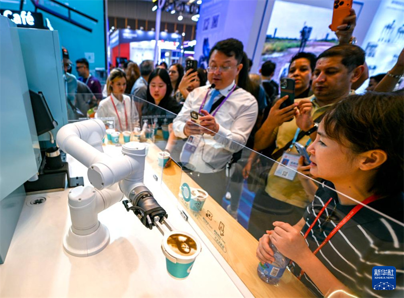 Feira de Cantão com foco em robôs de serviço e em novos destaques no desenvolvimento do comércio exterior