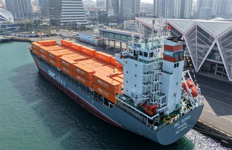 Navio "SMC RIZHAO" realizando a viagem inaugural da rota de transporte de contêineres Qingdao-Jeju, atracando no Terminal Internacional de Cruzeiros de Qingdao, em Qingdao, na Província de Shandong, no leste da China. (Li Ziheng/Xinhua)