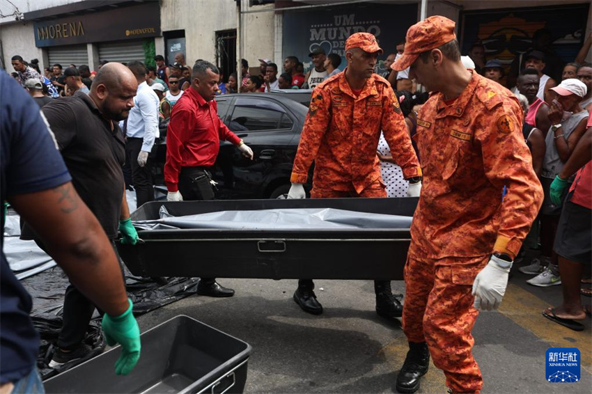 Equipes de resgate removem o corpo de um suspeito morto, no bairro da Penha, Rio de Janeiro, sudeste do Brasil, em 29 de outubro de 2025. (Foto: Claudia Maltini/Xinhua)
