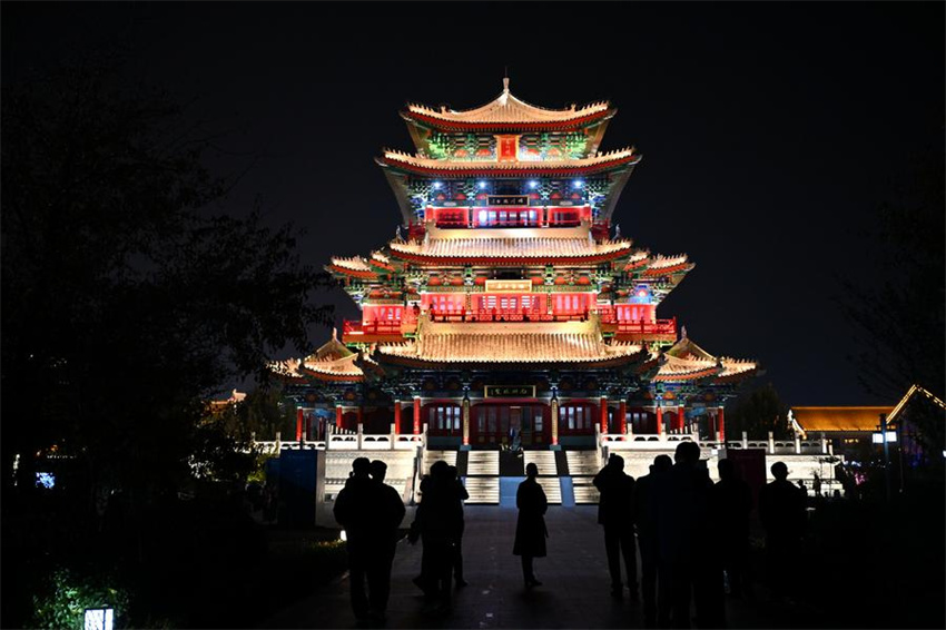 Visitantes observam a Torre Nanchuan ao longo do Grande Canal no distrito de Yunhe, em Cangzhou, província de Hebei, norte da China, em 29 de outubro de 2025. (Foto: Mu Yu/Xinhua)