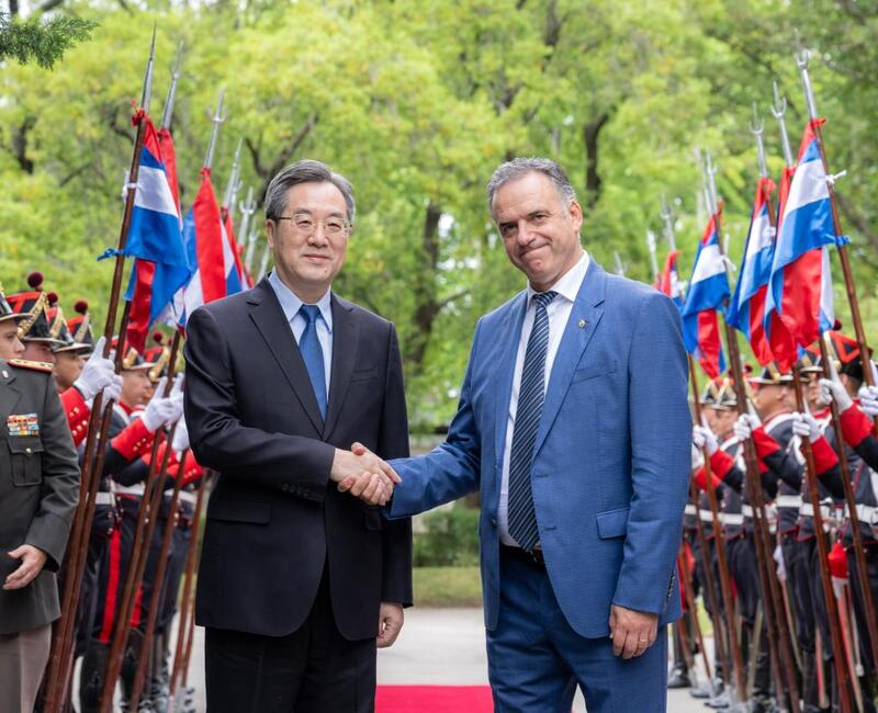 China está pronta para reforçar parceria estratégica abrangente com Uruguai, diz vice-premiê