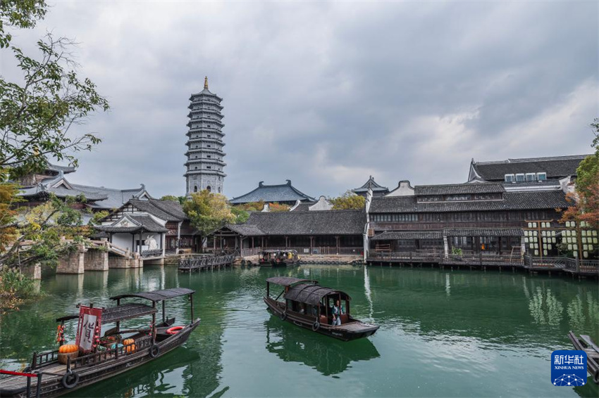 A cidade antiga da Moda de Puyuan, em Tongxiang, cidade de Jiaxing, província de Zhejiang, no leste da China, sediou um Carnaval da Vida Digital, em 5 de novembro de 2025. (Foto: Xu Yu/Xinhua)