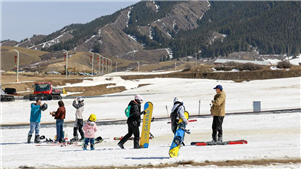 Xinjiang lança programa de vouchers de consumo para impulsionar turismo de invernoA Região Autônoma Uigur de Xinjiang, no noroeste da China, lançará um programa de vouchers de consumo na próxima sexta-feira (14) para impulsionar o turismo de inverno durante a temporada de neve.