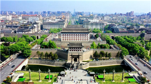 Muralha da Cidade de Xi'an passa por inspeção após fortes chuvas As autoridades de proteção de relíquias culturais em Xi'an, na província de Shaanxi, estão implementando medidas abrangentes para proteger a icônica Muralha da Cidade de Xi'an das fortes chuvas associadas às mudanças climáticas. 