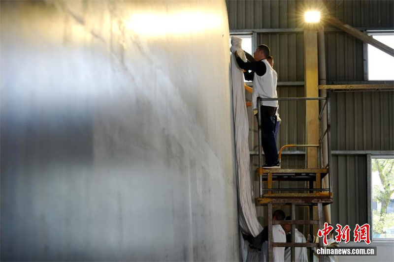 Tradição em grande escala: confeccionada folha de papel Xuan de 11 metros