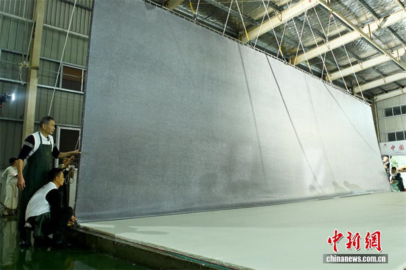 Tradição em grande escala: confeccionada folha de papel Xuan de 11 metros