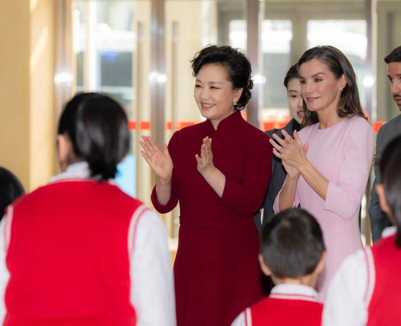 Peng Liyuan e rainha Letizia da Espanha visitam centro de serviços para pessoas com deficiência em Beijing