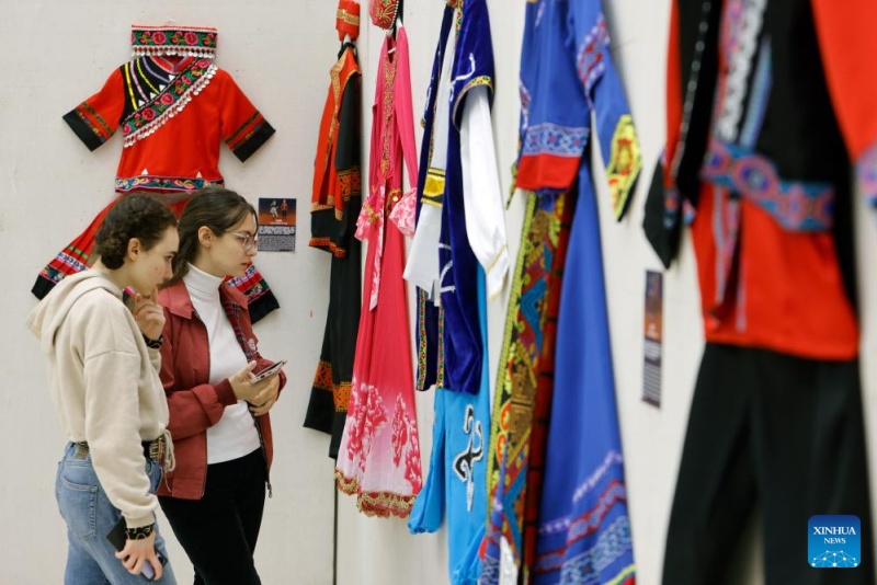 Trajes étnicos chineses estão em exposição na Romênia