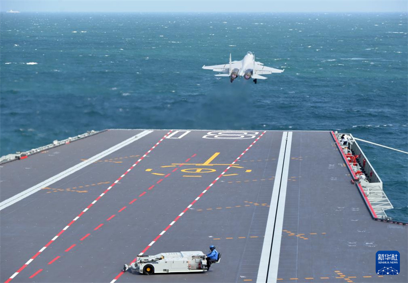 Formação do porta-aviões Fujian realiza primeiro treinamento real em alto-mar