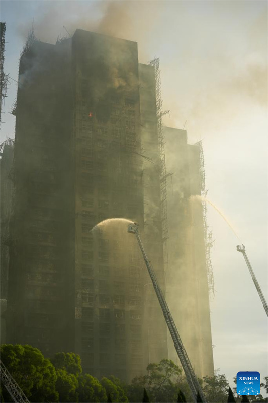 Polícia de Hong Kong prende 3 suspeitos de incêndio em área residencial