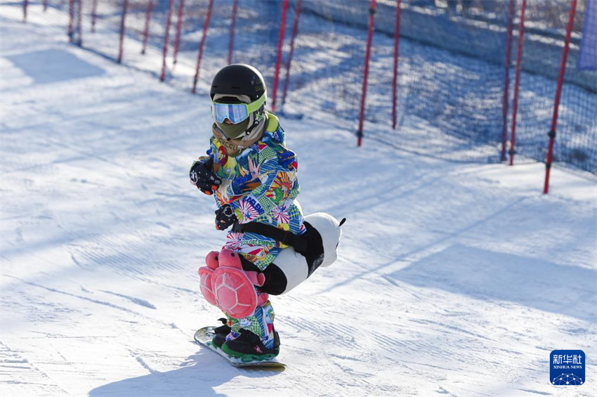 “Férias na Neve” permite que jovens desfrutem de esportes de inverno sem tarefas escolares em Jilin, nordeste da China