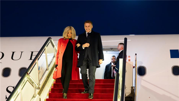 Presidente francês Emmanuel Macron chega a Beijing para visita de Estado