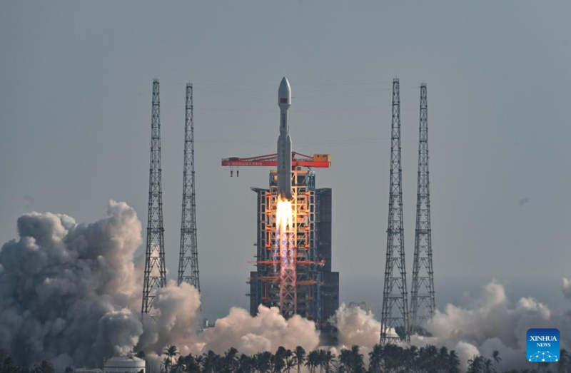 Foguete chinês Longa Marcha-8A envia novo grupo de satélites de internet para o espaço