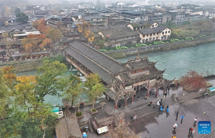 Visão detalhada do sistema de irrigação de Dujiangyan em Chengdu, China