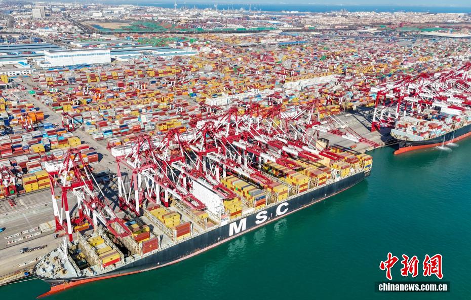 Movimentação de carga do Porto de Qingdao ultrapassa 700 milhões de toneladas em 2025
