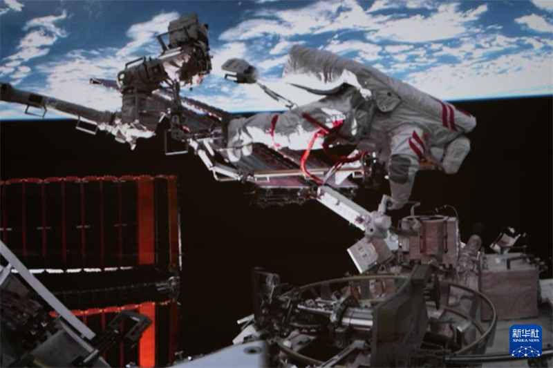 Astronautas da missão Shenzhou-21 concluem primeira série de atividades extraveiculares em órbita