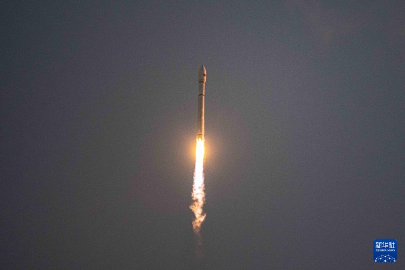 China lança novo grupo de satélites de internet