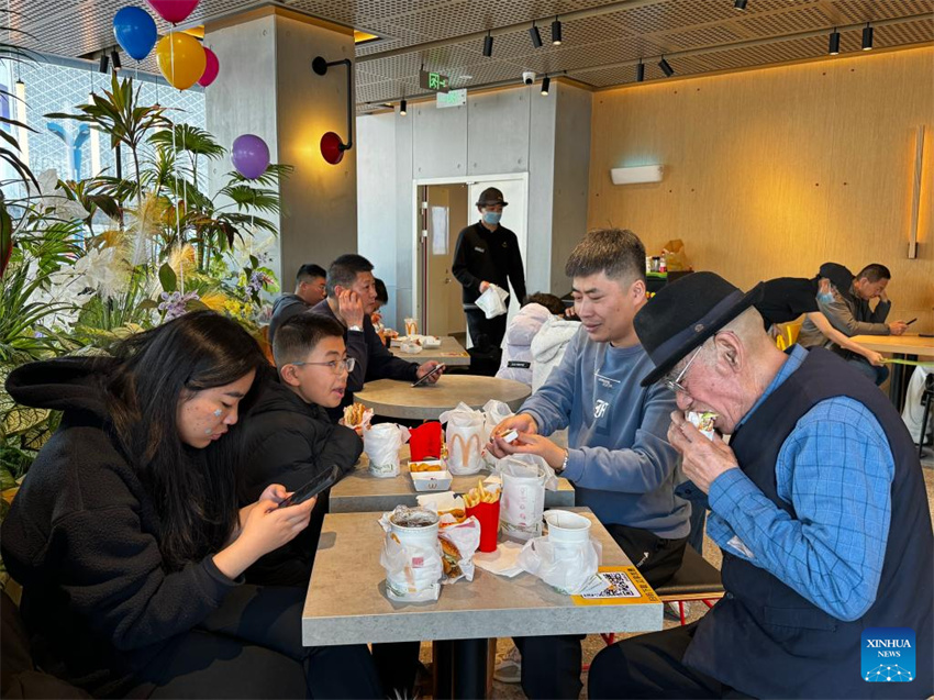 Clientes fazem suas refeições no primeiro restaurante McDonald's do Novo Distrito de Haihu, em Xining, capital da província de Qinghai, no noroeste da China, em 21 de dezembro de 2025. (Foto: Xie Tongqiang/Xinhua)