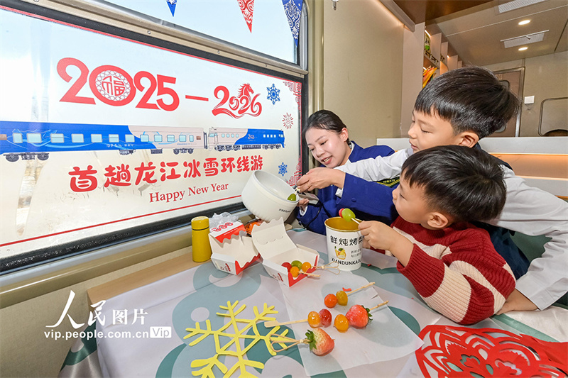 Heilongjiang lança primeiro trem turístico circular de gelo e neve