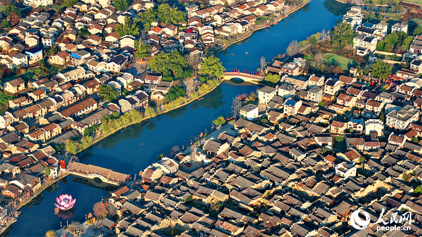 Aldeia antiga em Jiangxi atrai turistas de todos os cantos