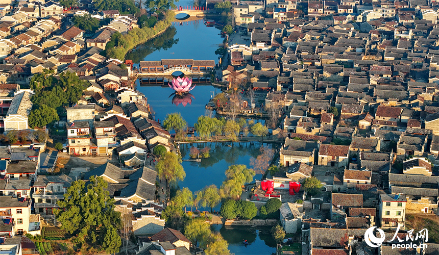 Aldeia antiga em Jiangxi atrai turistas de todos os cantos
