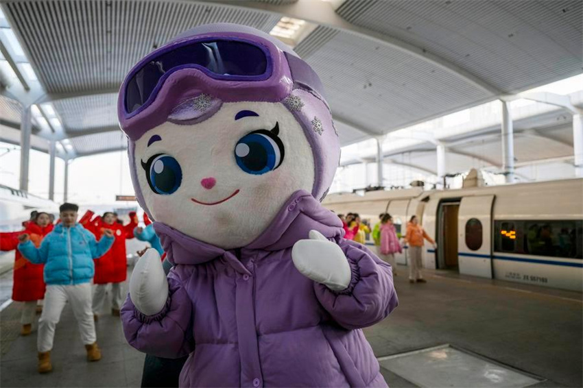 Trem de alta velocidade temático do Mundo de Gelo e Neve de Harbin inicia operação na província de Heilongjiang