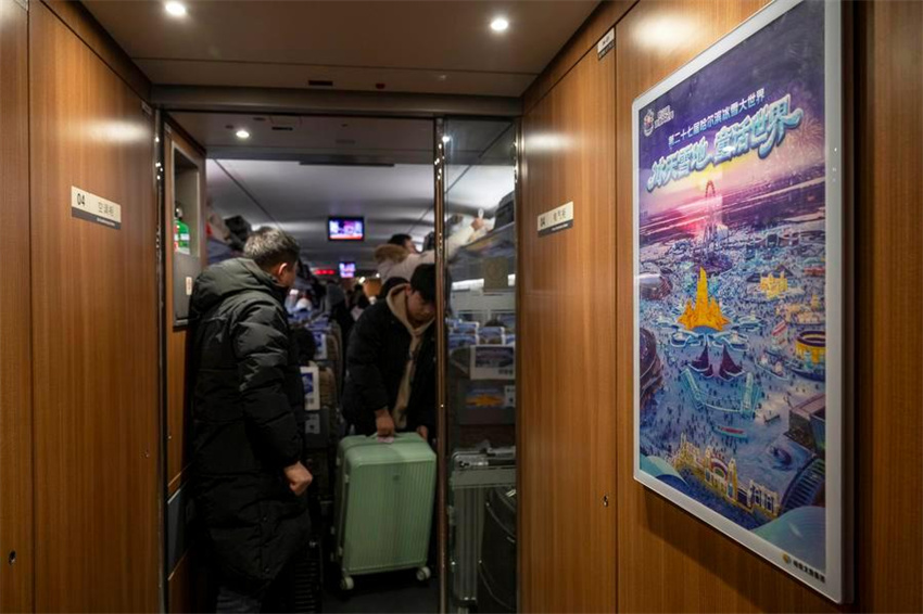 Trem de alta velocidade temático do Mundo de Gelo e Neve de Harbin inicia operação na província de Heilongjiang