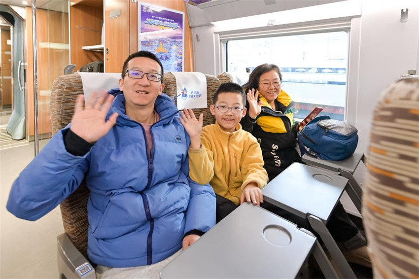 Trem de alta velocidade temático do Mundo de Gelo e Neve de Harbin inicia operação na província de Heilongjiang