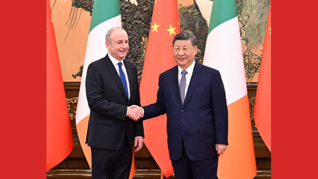 Xi Jinping reúne-se com o primeiro-ministro da Irlanda