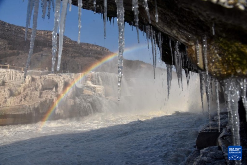 “Cascata de gelo em forma de jarro de jade” revela arco-íris