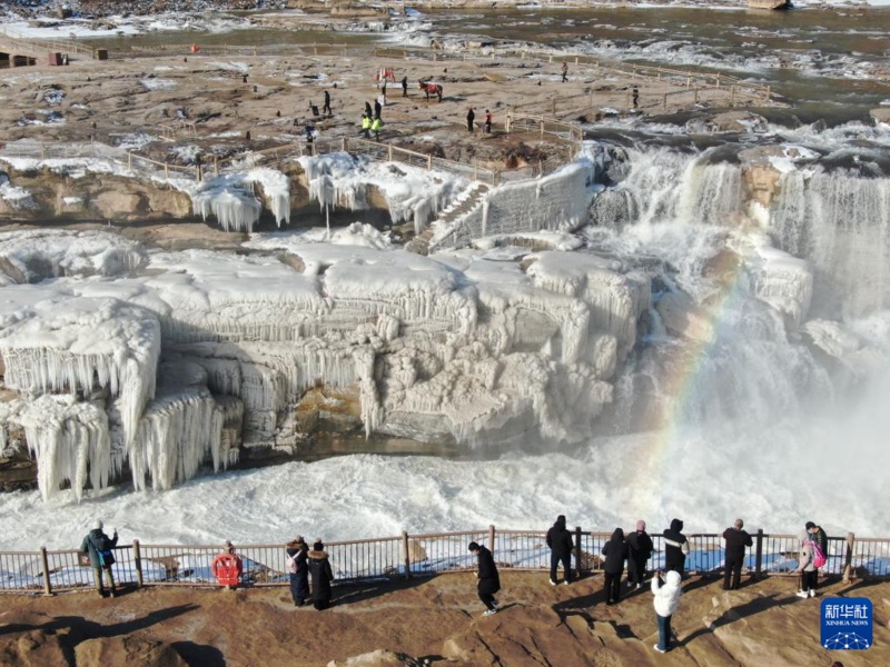 “Cascata de gelo em forma de jarro de jade” revela arco-íris