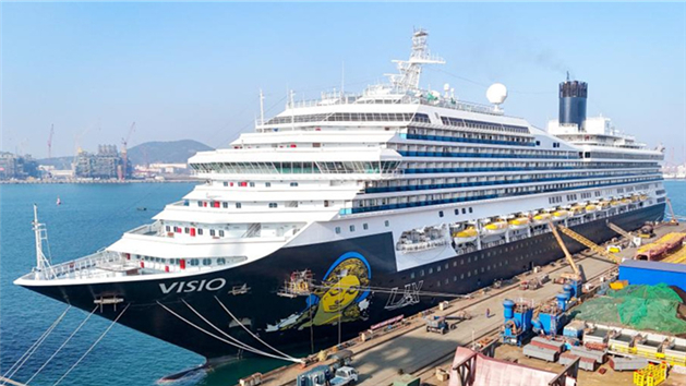 Navio de cruzeiro “IDEAL”, de mais de 100 mil toneladas, é reparado em Qingdao