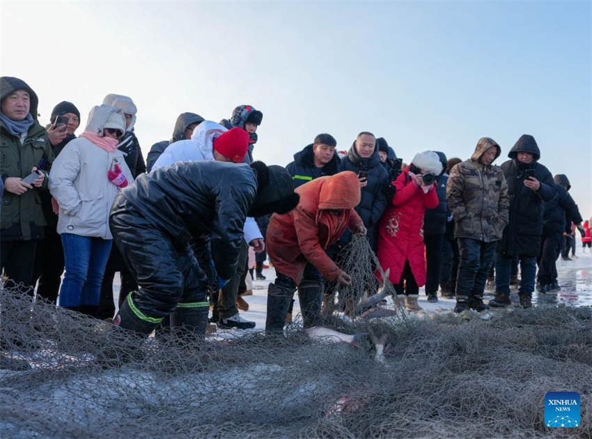 24º Festival Cultural e Turístico de Pesca e Caça no Gelo e na Neve do Lago Chagan inicia em Jilin
