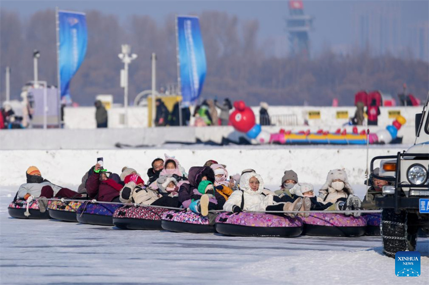 Galeria: rio Songhua congelado em Harbin atrai multidões para atividades de gelo e neve
