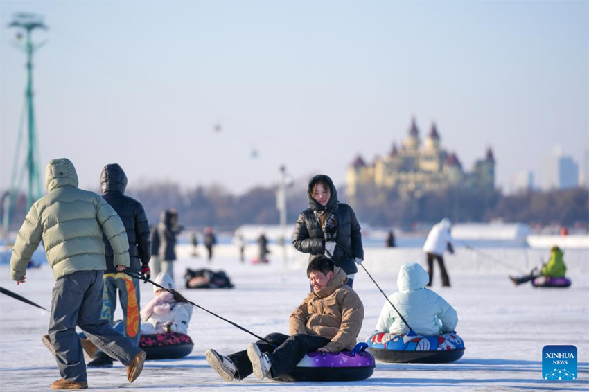 Galeria: rio Songhua congelado em Harbin atrai multidões para atividades de gelo e neve
