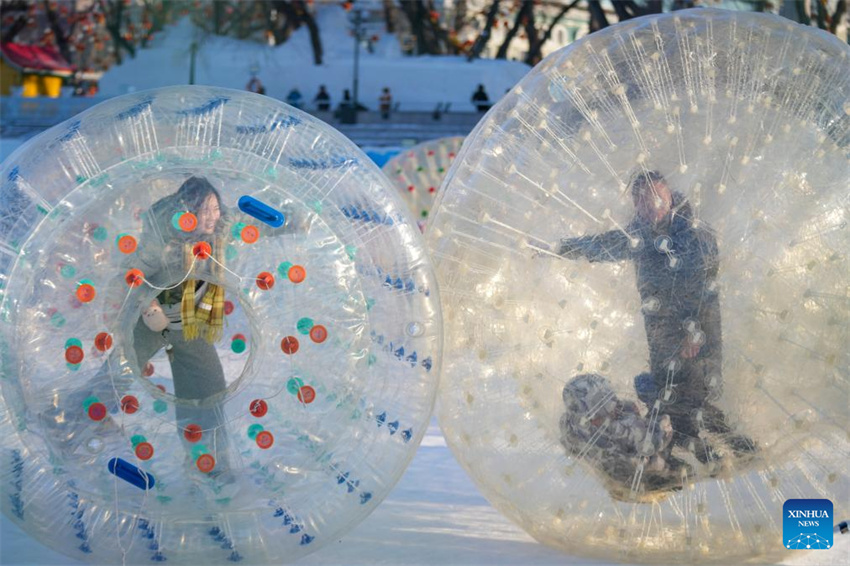 Galeria: rio Songhua congelado em Harbin atrai multidões para atividades de gelo e neve