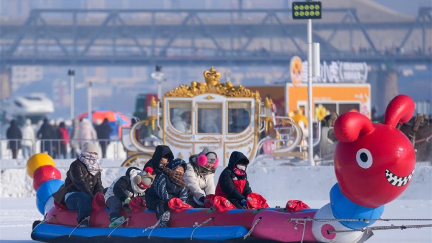 Galeria: rio Songhua congelado em Harbin atrai multidões para atividades de gelo e neve