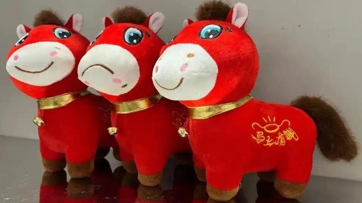 Defeito de costura transforma boneco em sucesso de vendas na ChinaMuitos usuários se apaixonaram pelo “jeitinho fofo” do “Cavalo Chorão” e passaram a procurar o vendedor, pedindo a versão “errada”. 