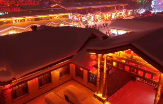 Noite ganha vida na "Vila da Neve da China"