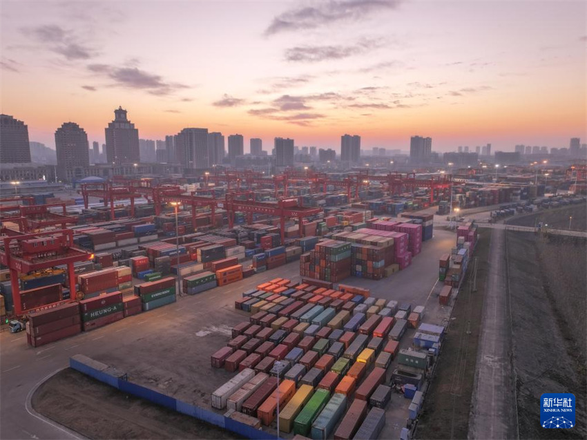 Comércio exterior da China bate recorde em 2025 e mantém crescimento por nove anos consecutivos