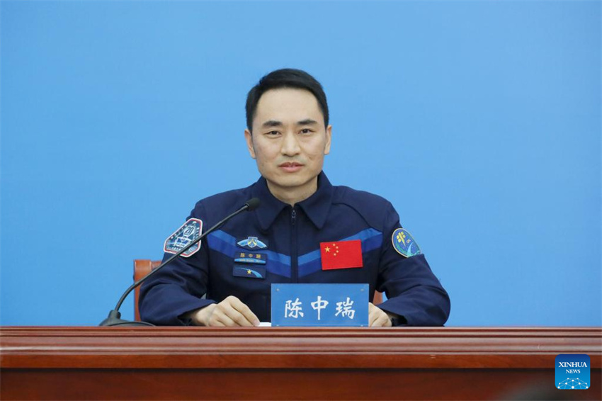 Astronautas da Shenzhou-20 encontram-se com a imprensa após retorno do espaço