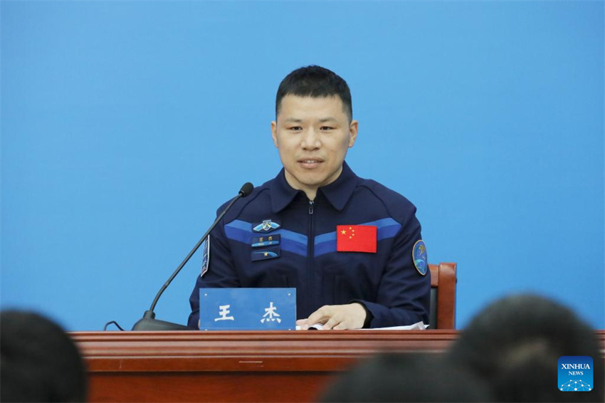 Astronautas da Shenzhou-20 encontram-se com a imprensa após retorno do espaço