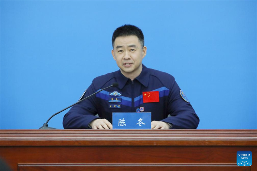 Astronautas da Shenzhou-20 encontram-se com a imprensa após retorno do espaço