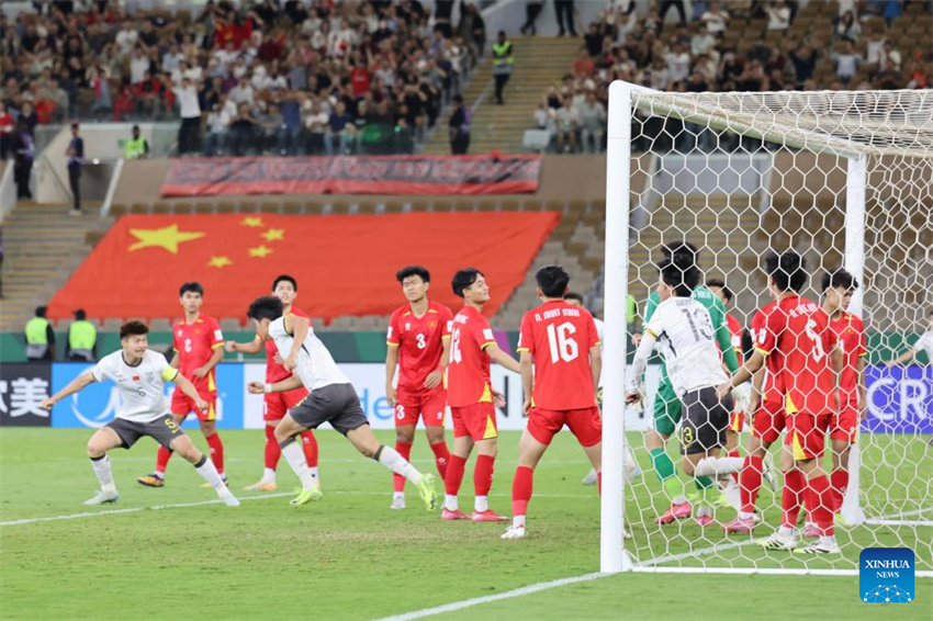 Peng Xiao (segundo da esquerda, na frente) da China comemora após marcar um gol durante a partida semifinal da Copa Asiática Sub-23 da AFC de 2026 entre China e Vietnã em Jeddah, Arábia Saudita, em 20 de janeiro de 2026. (Foto: Wang Haizhou/Xinhua)