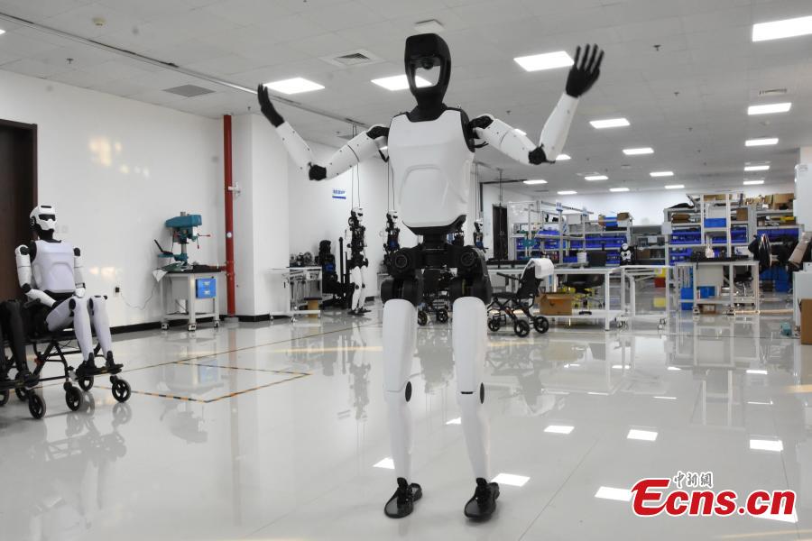 Um robô humanoide demonstra suas habilidades no Laboratório de Inteligência Artificial Incorporada Zhongyu, em Zhengzhou, província de Henan, em 21 de janeiro de 2026.