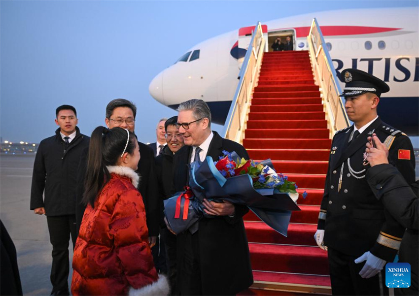 Primeiro-ministro britânico chega a Beijing para visita oficial