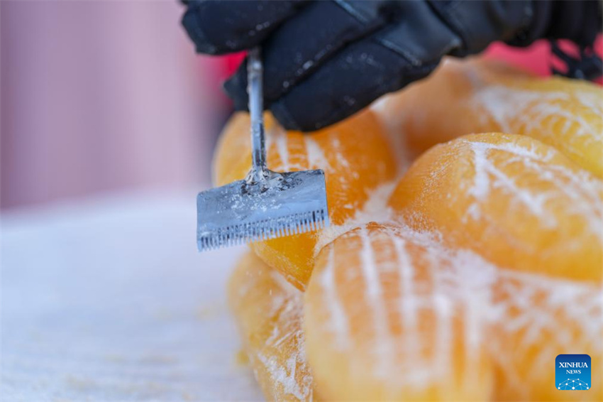 Esculturas de gelo tingidas com corantes vegetais dão mais cor ao Mundo de Gelo e Neve de Harbin