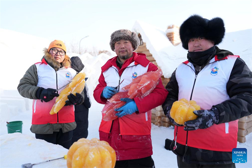 Esculturas de gelo tingidas com corantes vegetais dão mais cor ao Mundo de Gelo e Neve de Harbin