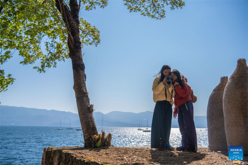 Galeria: paisagem do Lago Fuxian na cidade de Yuxi, província de Yunnan