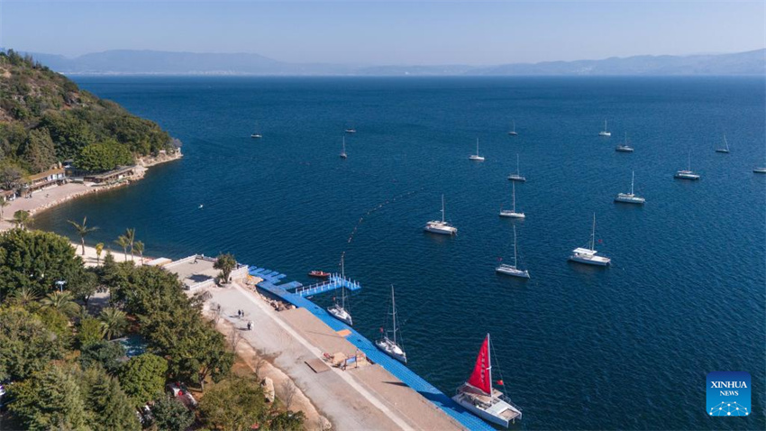 Galeria: paisagem do Lago Fuxian na cidade de Yuxi, província de Yunnan